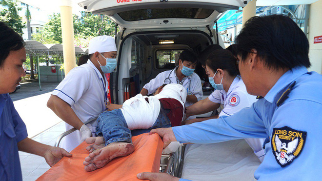 Lật xe trên đèo ở Khánh Hoà, 2 cán bộ hưu trí tử vong tại chỗ, 15 bị thương - Ảnh 2.