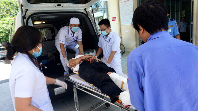 Lật xe trên đèo ở Khánh Hoà, 2 cán bộ hưu trí tử vong tại chỗ, 15 bị thương - Ảnh 3.