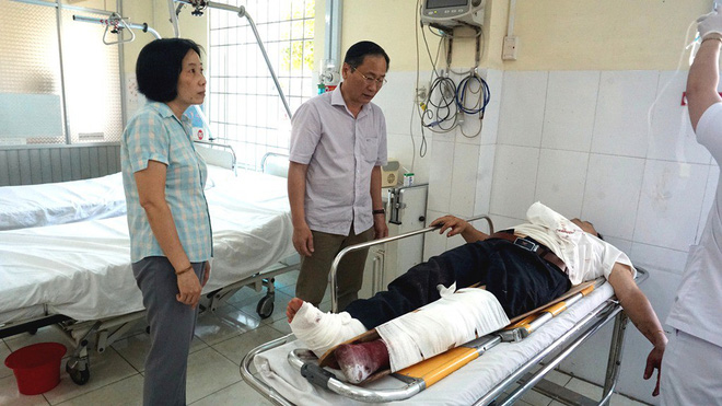Lật xe trên đèo ở Khánh Hoà, 2 cán bộ hưu trí tử vong tại chỗ, 15 bị thương - Ảnh 4.