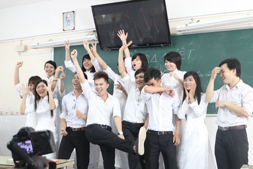 Học sinh hôn nhau nơi công cộng: Nếu trong clip ấy là con của bạn? - Ảnh 2. Học sinh hôn nhau nơi công cộng: Nếu trong clip ấy là con của bạn? - Ảnh 2.
