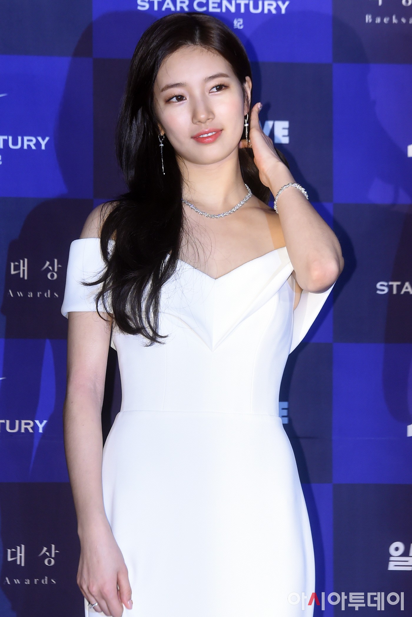 Hình hậu trường nóng hổi của Suzy tại Baeksang: Sải bước ở hầm để xe mà sang như bà hoàng, đẹp hơn cả đi thảm đỏ - Ảnh 14.