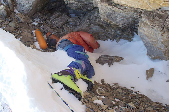Cái chết trên đỉnh Everest và sự vô cảm đáng sợ của những người leo núi - Ảnh 3.