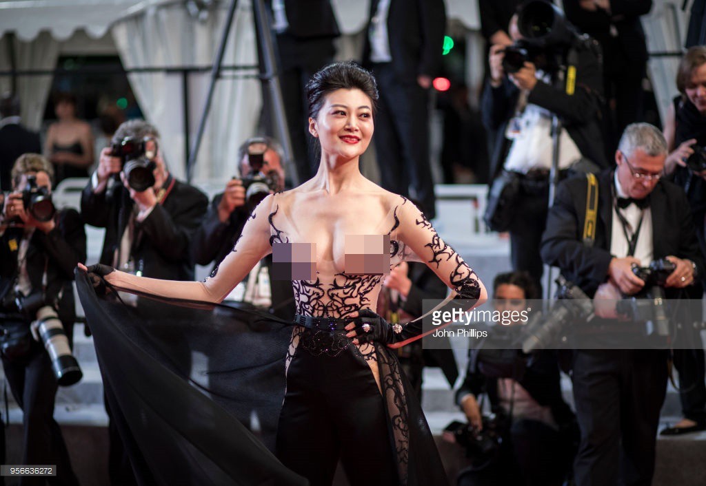 Sự thật bẽ bàng về tấm vé tới Cannes của mỹ nhân Trung Quốc chơi trội lộ nhũ hoa tại thảm đỏ - Ảnh 4.