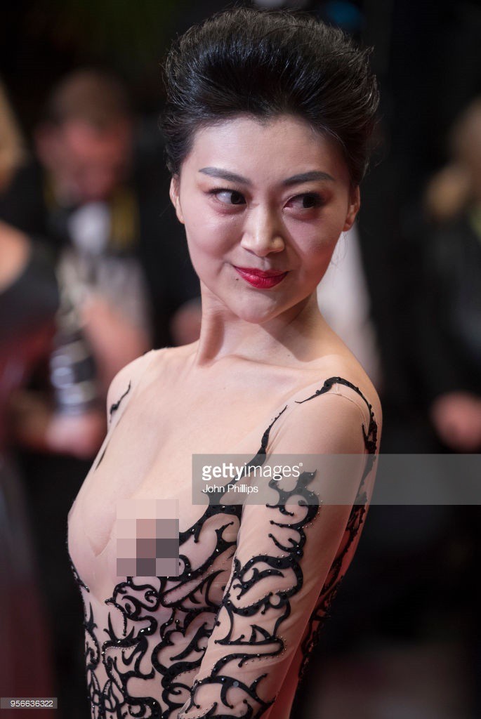 Sự thật bẽ bàng về tấm vé tới Cannes của mỹ nhân Trung Quốc chơi trội lộ nhũ hoa tại thảm đỏ - Ảnh 2.
