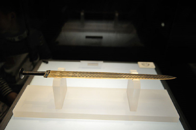 Bí ẩn cổ kiếm của Việt Vương Câu Tiễn: Hơn 2000 năm không gỉ, thử nhẹ suýt lìa ngón tay - Ảnh 4.
