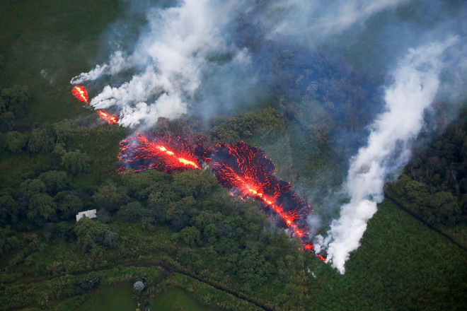 Cổng địa ngục khổng lồ bắn ra bom dung nham tung tóe ở Hawaii - Ảnh 3.