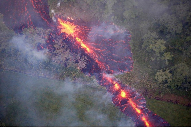 Cổng địa ngục khổng lồ bắn ra bom dung nham tung tóe ở Hawaii - Ảnh 4.