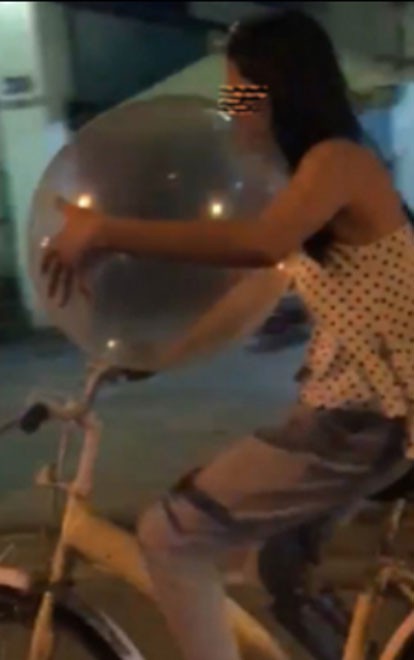 Xôn xao clip cô gái vừa đi xe đạp vừa thản nhiên hít bóng cười trên đường phố - Ảnh 1.