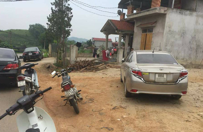 Dân vây bắt hai vợ chồng đi ô tô bán gà giống vì nghi ngờ bắt cóc trẻ em - Ảnh 4. Dân vây bắt hai vợ chồng đi ô tô bán gà giống vì nghi ngờ bắt cóc trẻ em - Ảnh 4.