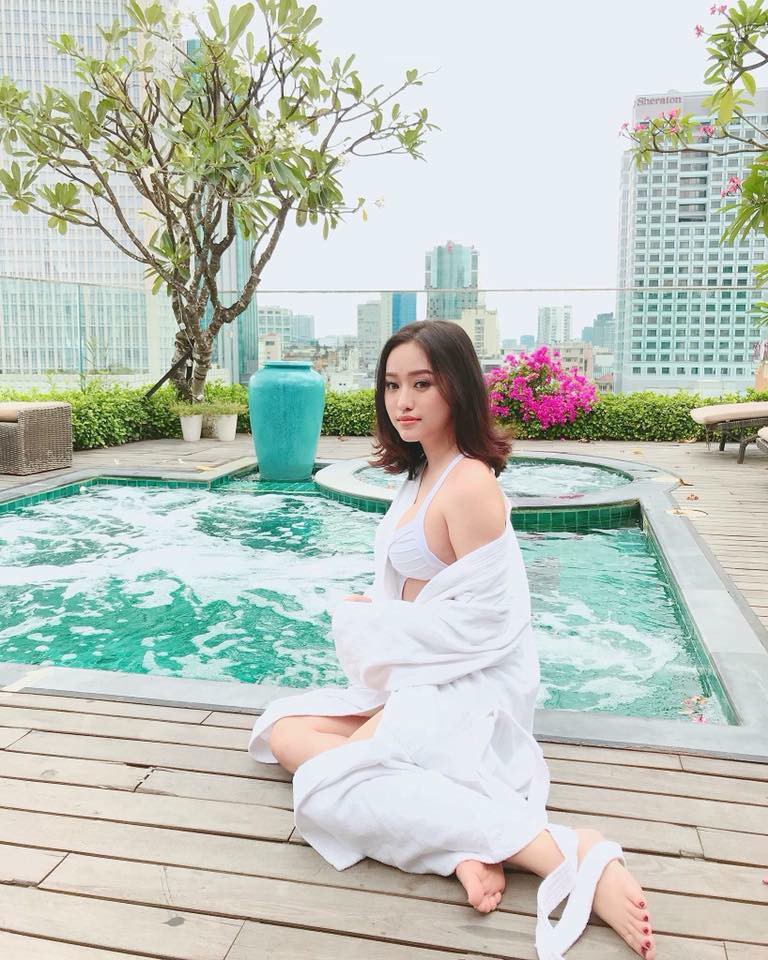 Thuý Vi trong ảnh tự chụp và ảnh được Thuý Vi trong ảnh tự chụp và ảnh được