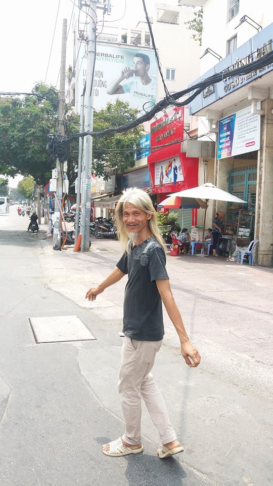 Ông cụ có mái tóc dài bạc phơ như bước ra từ MV Lạc Trôi của ca sĩ Sơn Tùng M-TP - Ảnh 2.