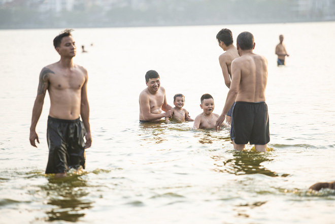 Nắng nóng gay gắt, người Hà Nội kéo nhau ra Hồ Tây tắm giải nhiệt - Ảnh 5.