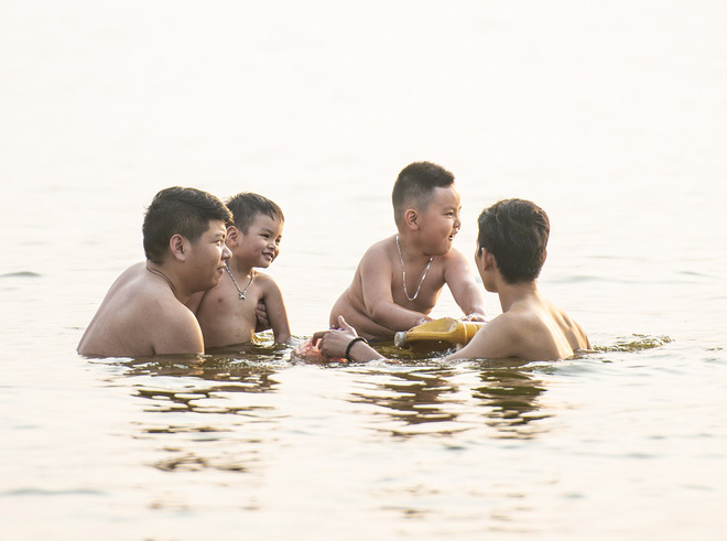 Nắng nóng gay gắt, người Hà Nội kéo nhau ra Hồ Tây tắm giải nhiệt - Ảnh 7.
