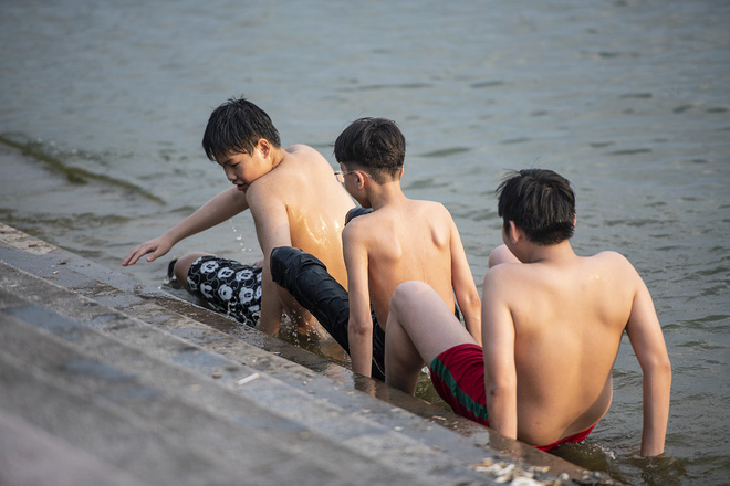 Nắng nóng gay gắt, người Hà Nội kéo nhau ra Hồ Tây tắm giải nhiệt 21