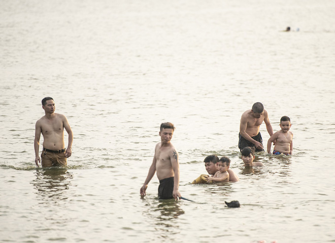 Nắng nóng gay gắt, người Hà Nội kéo nhau ra Hồ Tây tắm giải nhiệt - Ảnh 16.