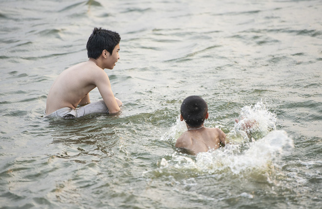 Nắng nóng gay gắt, người Hà Nội kéo nhau ra Hồ Tây tắm giải nhiệt - Ảnh 15.