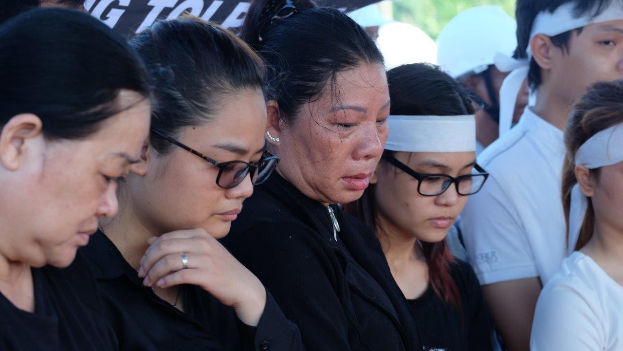 Người vợ chưa kịp mặc áo cưới của hiệp sĩ bị đâm tử vong ở Sài Gòn khóc nghẹn trong lễ tang chồng - Ảnh 10. Người thân của 'hiệp sĩ' bị đâm tử vong ở Sài Gòn khóc nghẹn trong lễ an táng 10