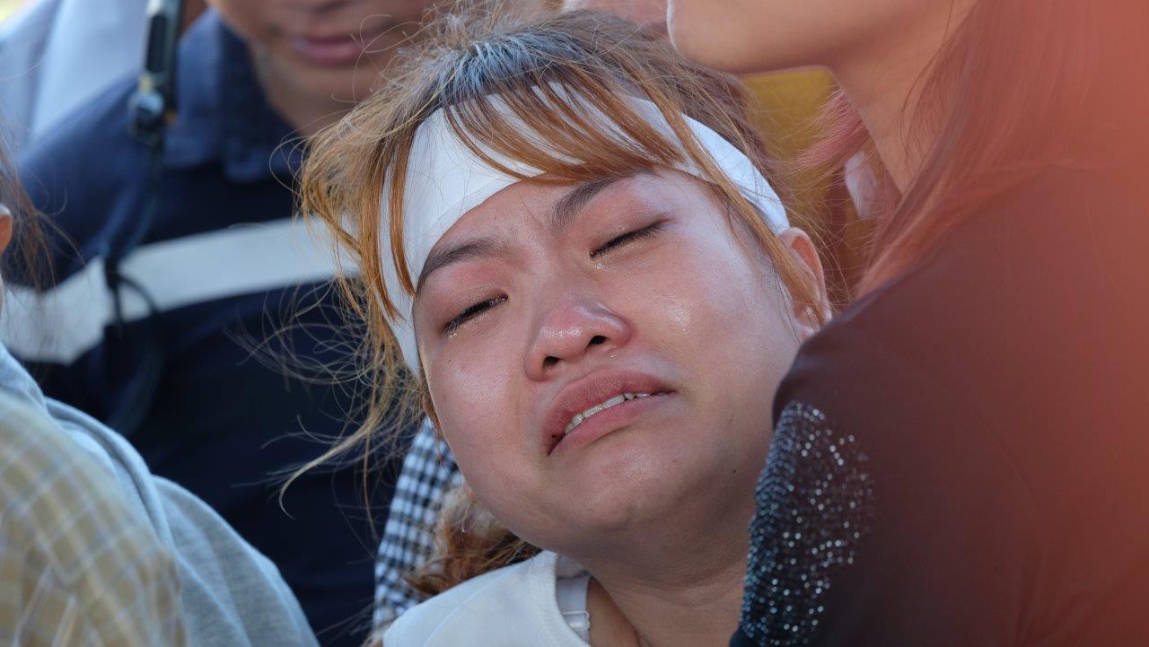 Người thân của 'hiệp sĩ' bị đâm tử vong ở Sài Gòn khóc nghẹn trong lễ an táng 9