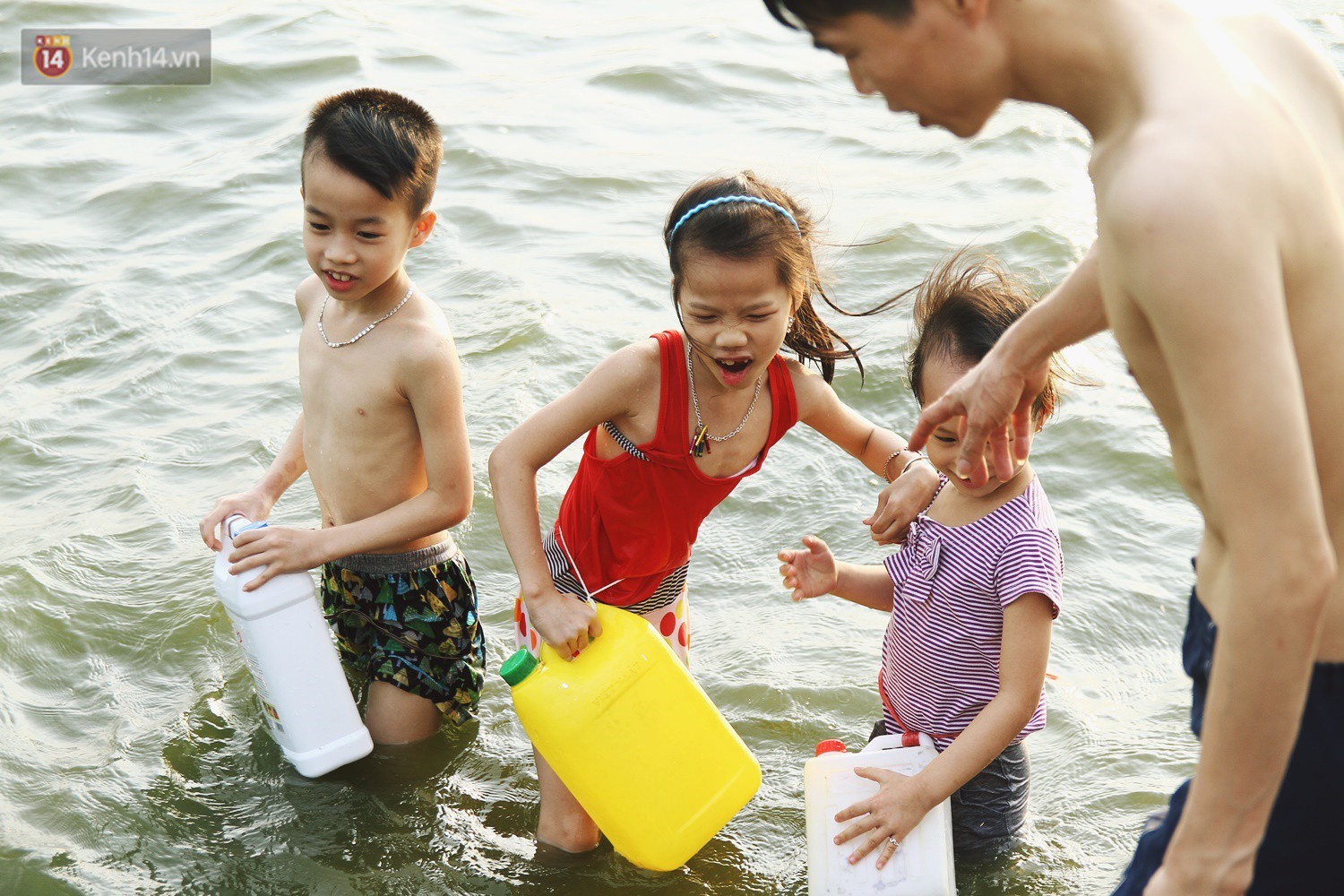 Nắng nóng oi bức, người dân Thủ đô bế chó cưng ra Hồ Tây cùng tắm để giải nhiệt dù có biển cấm - Ảnh 7.