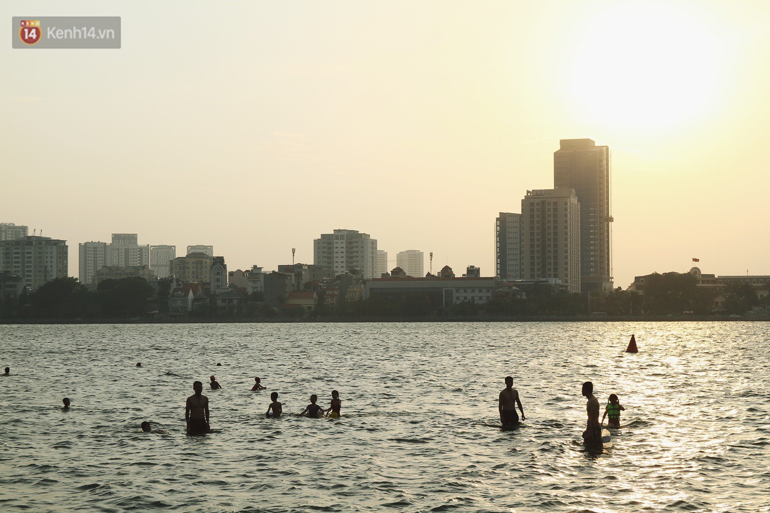 Nắng nóng oi bức, người dân Thủ đô bế chó cưng ra Hồ Tây cùng tắm để giải nhiệt dù có biển cấm - Ảnh 1.