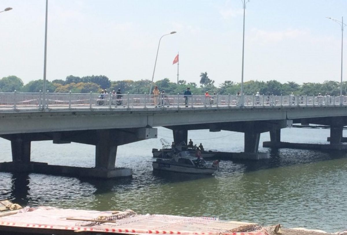 Tìm kiếm người đàn ông ôm cháu bé lao xuống sông Hương tự tử - ảnh 1 Hình ảnh Tìm kiếm người đàn ông ôm cháu bé lao xuống sông Hương tự tử số 1