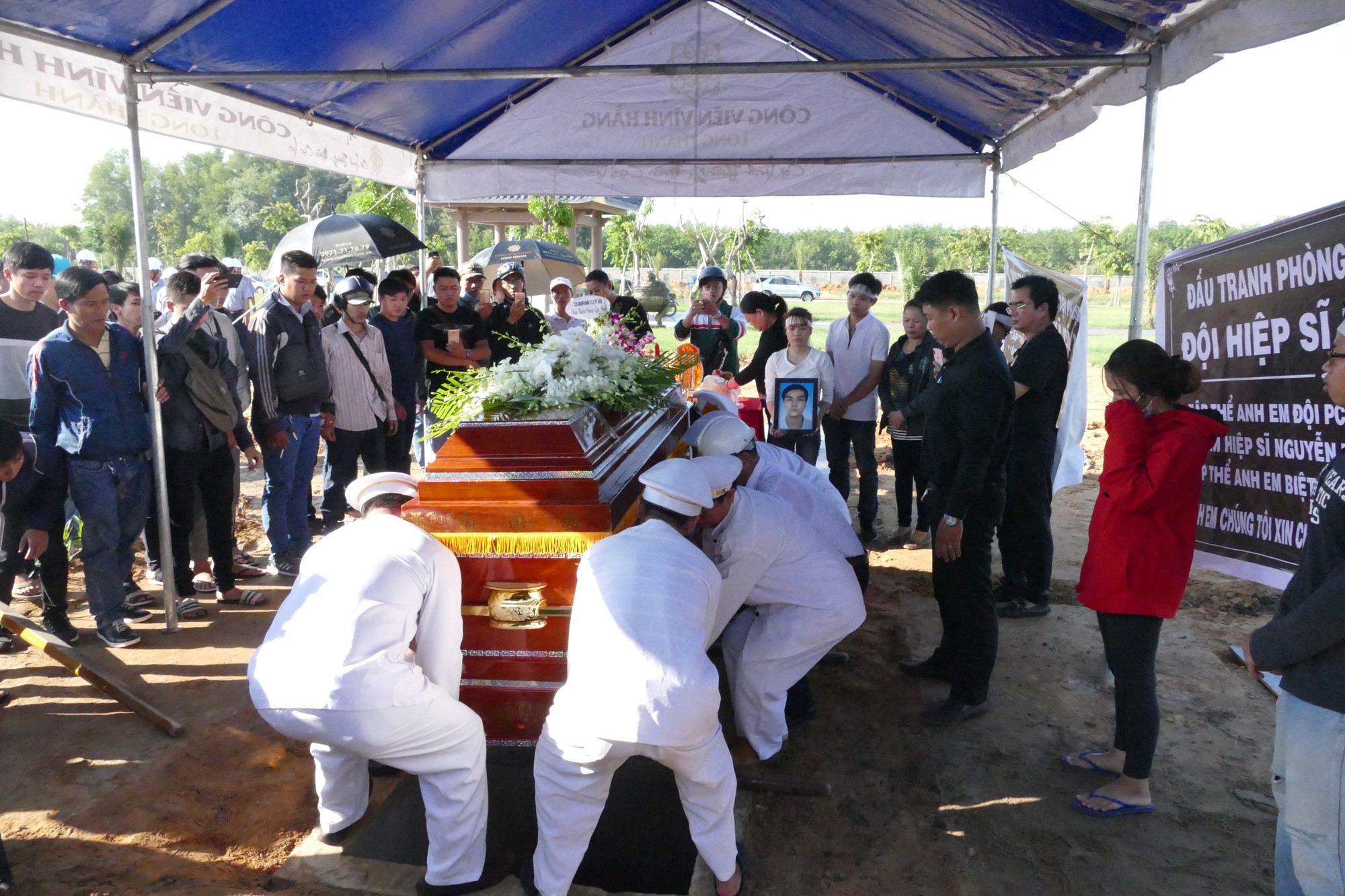 Người thân của 'hiệp sĩ' bị đâm tử vong ở Sài Gòn khóc nghẹn trong lễ an táng 7