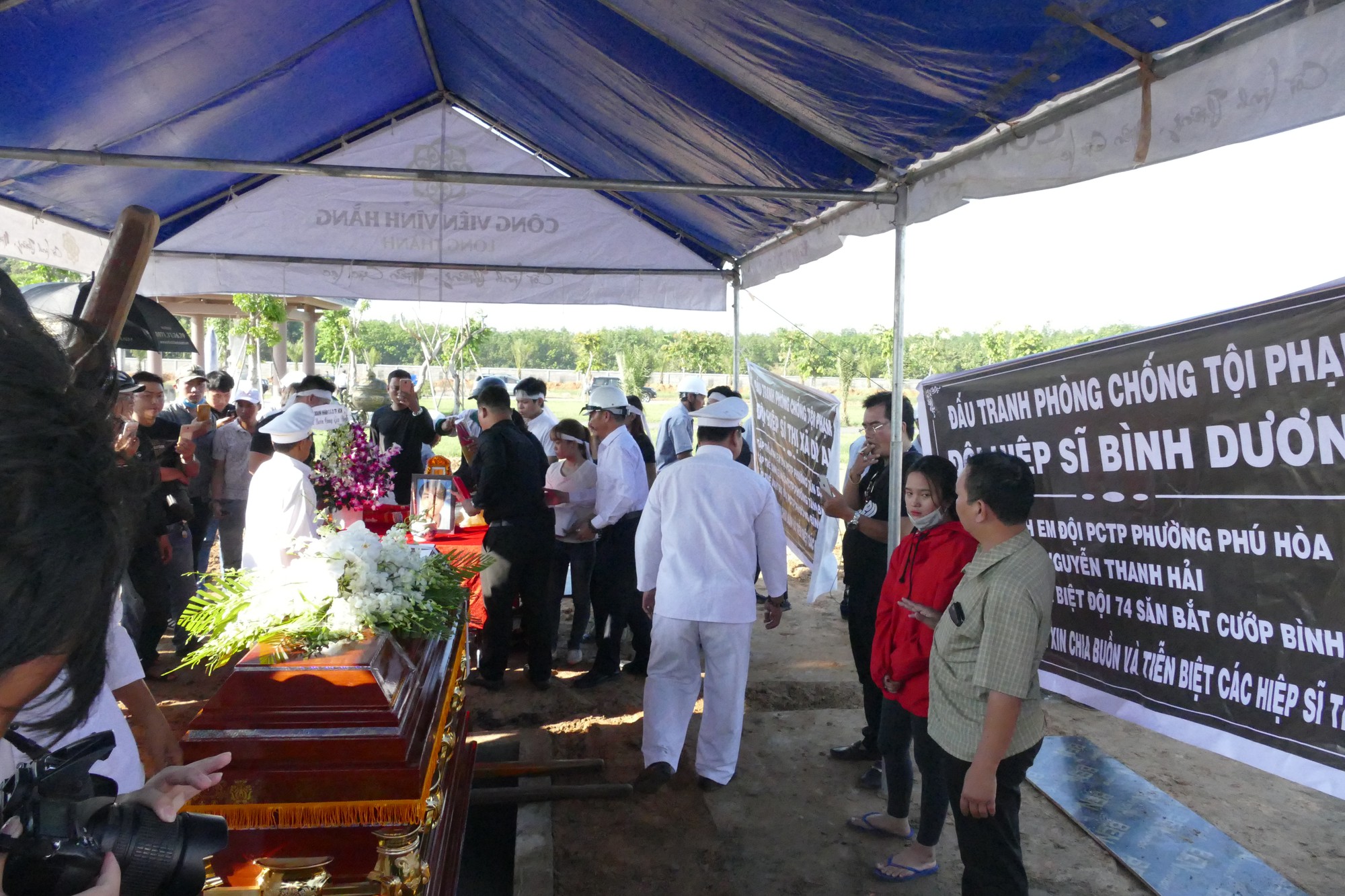 Người vợ chưa kịp mặc áo cưới của hiệp sĩ bị đâm tử vong ở Sài Gòn khóc nghẹn trong lễ tang chồng - Ảnh 3. Người thân của 'hiệp sĩ' bị đâm tử vong ở Sài Gòn khóc nghẹn trong lễ an táng 3