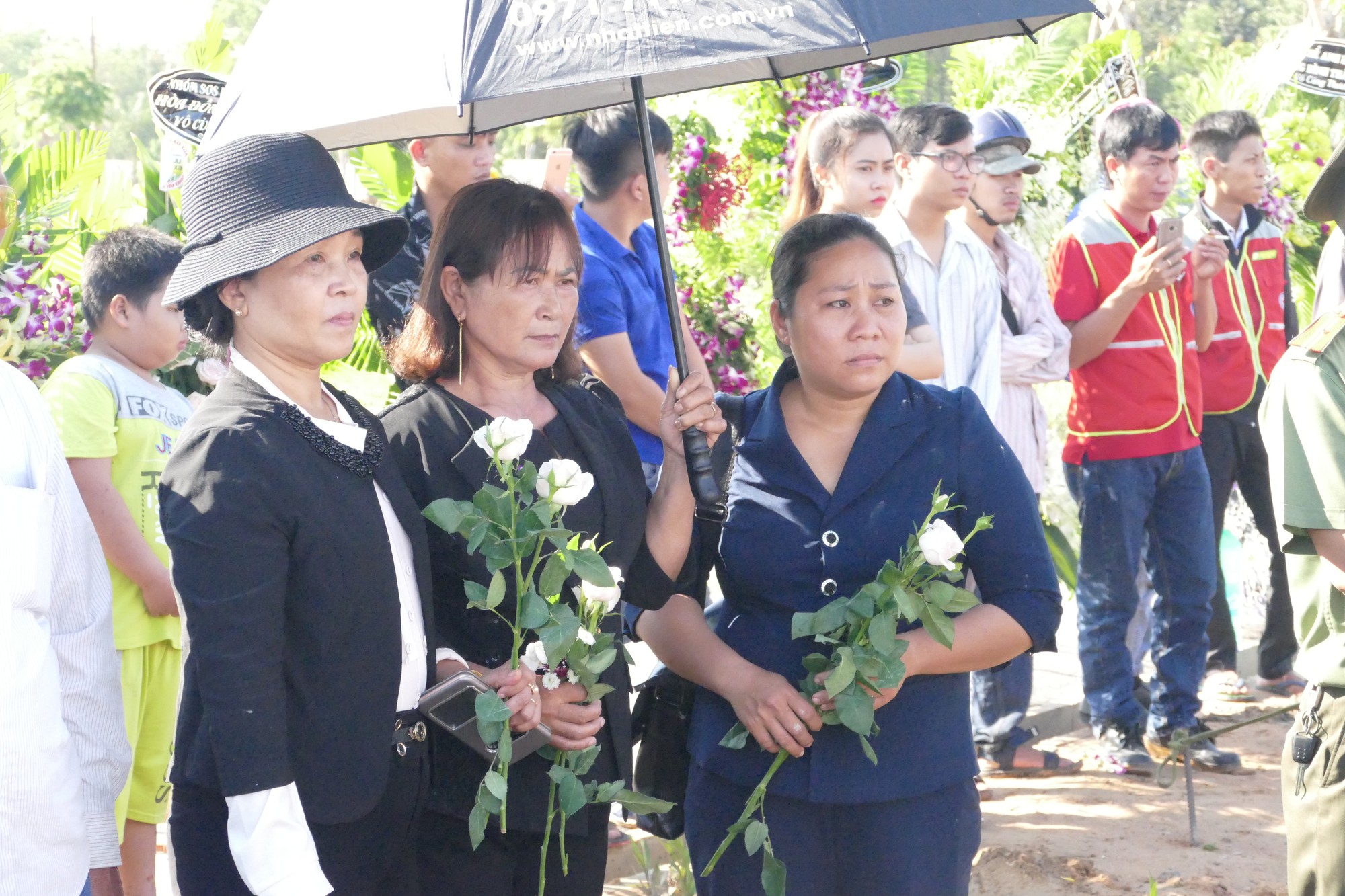 Người thân của 'hiệp sĩ' bị đâm tử vong ở Sài Gòn khóc nghẹn trong lễ an táng 5