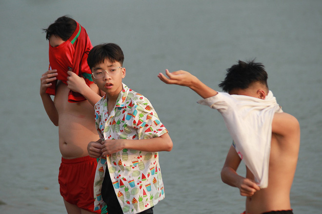 Nắng nóng gay gắt, người Hà Nội kéo nhau ra Hồ Tây tắm giải nhiệt - Ảnh 3.