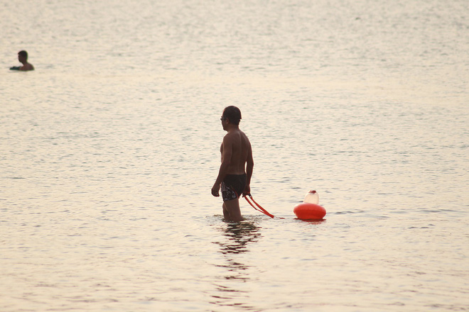 Nắng nóng gay gắt, người Hà Nội kéo nhau ra Hồ Tây tắm giải nhiệt - Ảnh 24.