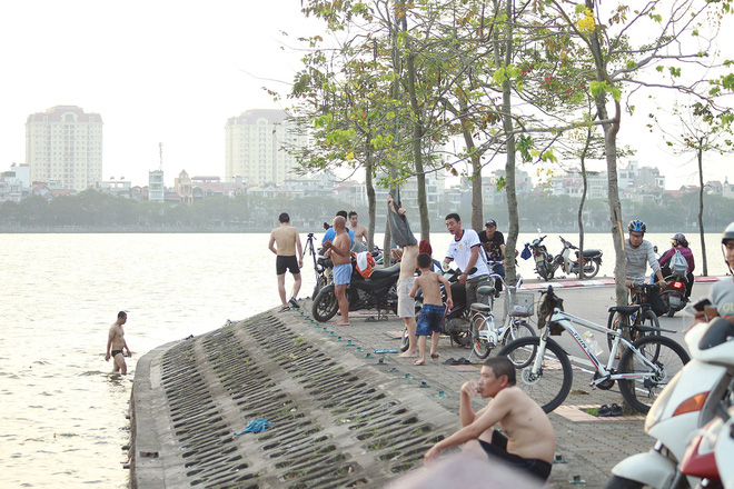 Nắng nóng gay gắt, người Hà Nội kéo nhau ra Hồ Tây tắm giải nhiệt - Ảnh 2.