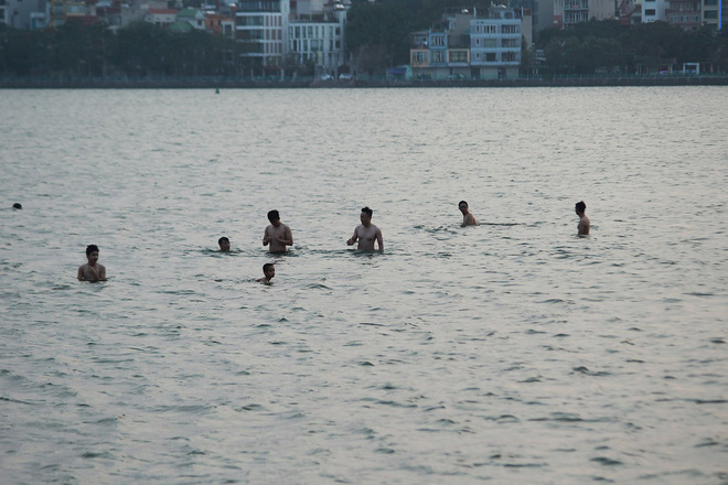 Nắng nóng gay gắt, người Hà Nội kéo nhau ra Hồ Tây tắm giải nhiệt - Ảnh 25.
