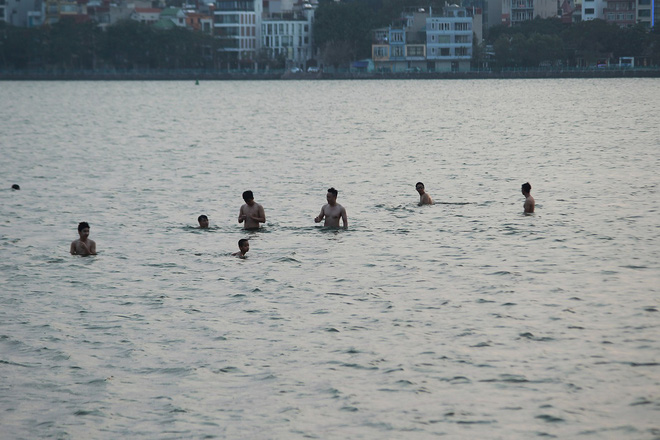 Nắng nóng gay gắt, người Hà Nội kéo nhau ra Hồ Tây tắm giải nhiệt - Ảnh 25. Nắng nóng gay gắt, người Hà Nội kéo nhau ra Hồ Tây tắm giải nhiệt 24