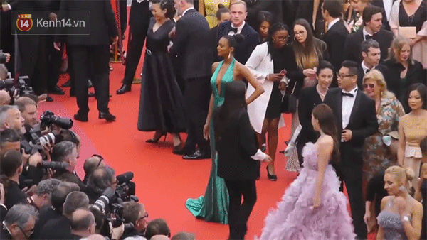 Cận cảnh khoảnh khắc lật mặt như bánh tráng của Jessica khi bị đuổi khéo vì câu giờ tạo dáng trên thảm đỏ Cannes - Ảnh 2.