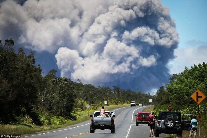 Hawaii cảnh báo đỏ: Núi lửa hoạt động mạnh, cột khói cao đến hơn 3.600m - Ảnh 1.
