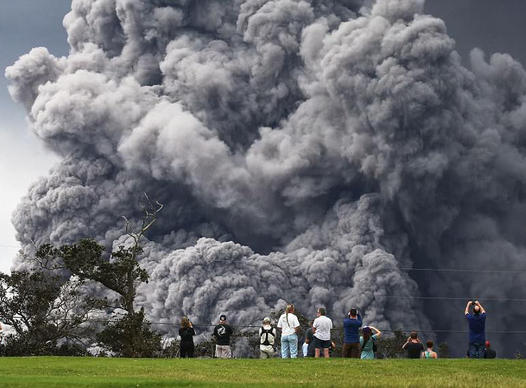 Hawaii cảnh báo đỏ: Núi lửa hoạt động mạnh, cột khói cao đến hơn 3.600m - Ảnh 2.