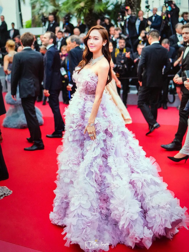 Cận cảnh khoảnh khắc lật mặt như bánh tráng của Jessica khi bị đuổi khéo vì câu giờ tạo dáng trên thảm đỏ Cannes - Ảnh 13.