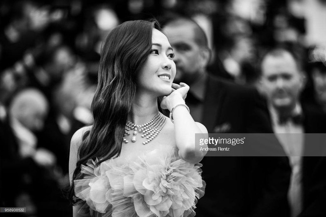 Cận cảnh khoảnh khắc lật mặt như bánh tráng của Jessica khi bị đuổi khéo vì câu giờ tạo dáng trên thảm đỏ Cannes - Ảnh 16.