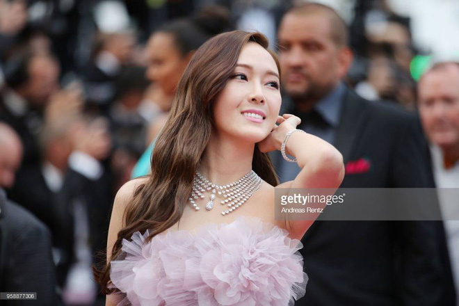 Cận cảnh khoảnh khắc lật mặt như bánh tráng của Jessica khi bị đuổi khéo vì câu giờ tạo dáng trên thảm đỏ Cannes - Ảnh 17.