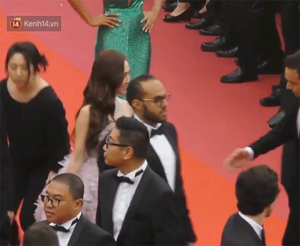 Cận cảnh khoảnh khắc lật mặt như bánh tráng của Jessica khi bị đuổi khéo vì câu giờ tạo dáng trên thảm đỏ Cannes - Ảnh 5.
