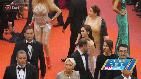 Cận cảnh khoảnh khắc lật mặt như bánh tráng của Jessica khi bị đuổi khéo vì câu giờ tạo dáng trên thảm đỏ Cannes - Ảnh 6.