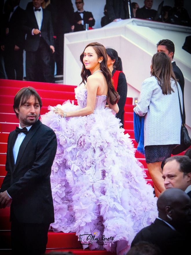 Cận cảnh khoảnh khắc lật mặt như bánh tráng của Jessica khi bị đuổi khéo vì câu giờ tạo dáng trên thảm đỏ Cannes - Ảnh 8.