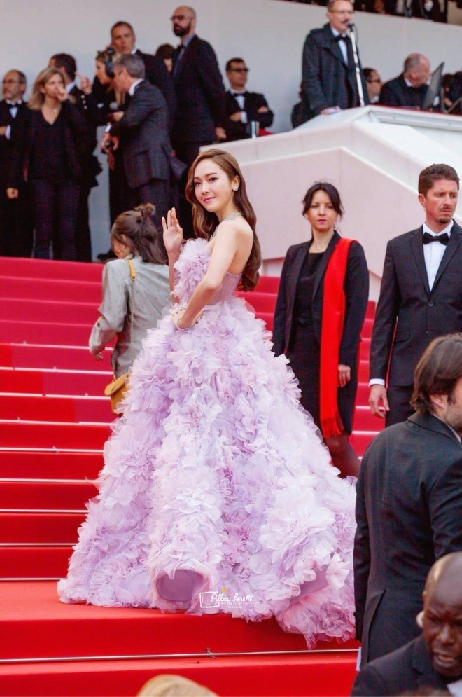 Cận cảnh khoảnh khắc lật mặt như bánh tráng của Jessica khi bị đuổi khéo vì câu giờ tạo dáng trên thảm đỏ Cannes - Ảnh 9.