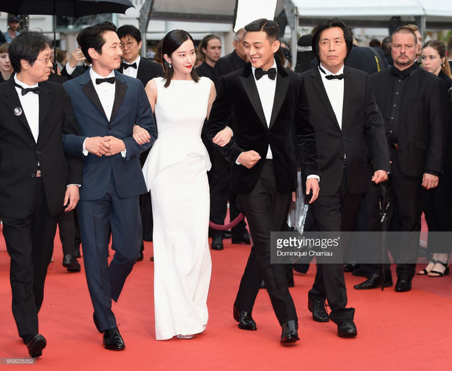 Thảm đỏ LHP Cannes: Huỳnh Hiểu Minh kém sắc, Yoo Ah In bảnh bao xuất hiện cùng dàn siêu mẫu xinh đẹp 8