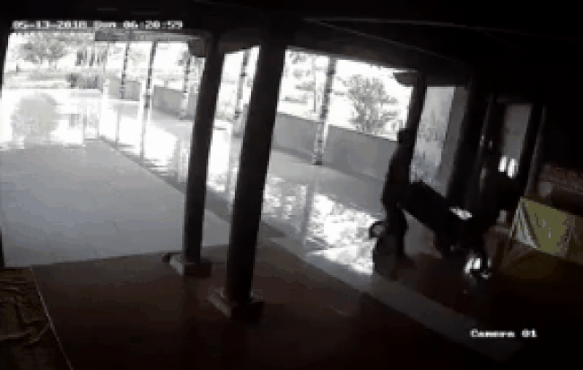 Clip: 2 tên trộm khiêng két ra phá lấy tiền công đức ngay tại chùa - ảnh 1 Hình ảnh Clip: 2 tên trộm khiêng két ra phá lấy tiền công đức ngay tại chùa số 1