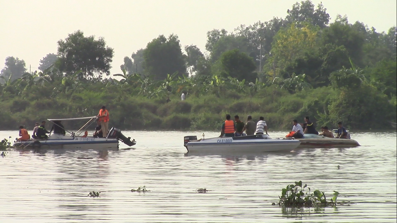 [Ảnh hiện trường]: Người nhái quần thảo trên sông Đồng Nai tìm 3 người trong gia đình mất tích - Ảnh 2.
