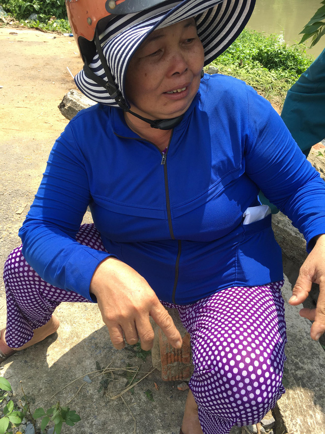 Tìm thấy 2 nạn nhân trong vụ lật sà lan: Anh ruột ngồi khóc ngất bên thi thể em trai 10 tuổi  - Ảnh 1.