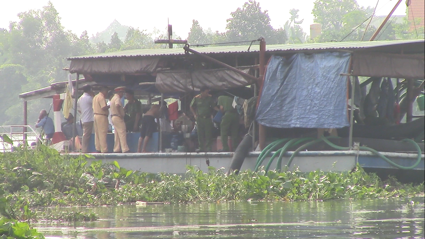 [Ảnh hiện trường]: Người nhái quần thảo trên sông Đồng Nai tìm 3 người trong gia đình mất tích - Ảnh 7.