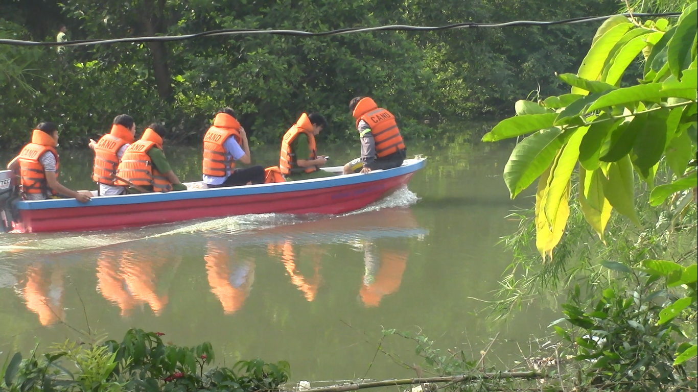[Ảnh hiện trường]: Người nhái quần thảo trên sông Đồng Nai tìm 3 người trong gia đình mất tích - Ảnh 3.