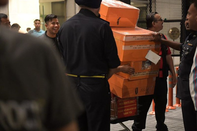 Malaysia thu 72 bao tiền, 284 túi hàng hiệu tại nhà ông Najib - Ảnh 1. Malaysia thu 72 bao tiền, 284 túi hàng hiệu tại nhà cựu Thủ tướng Najib 1